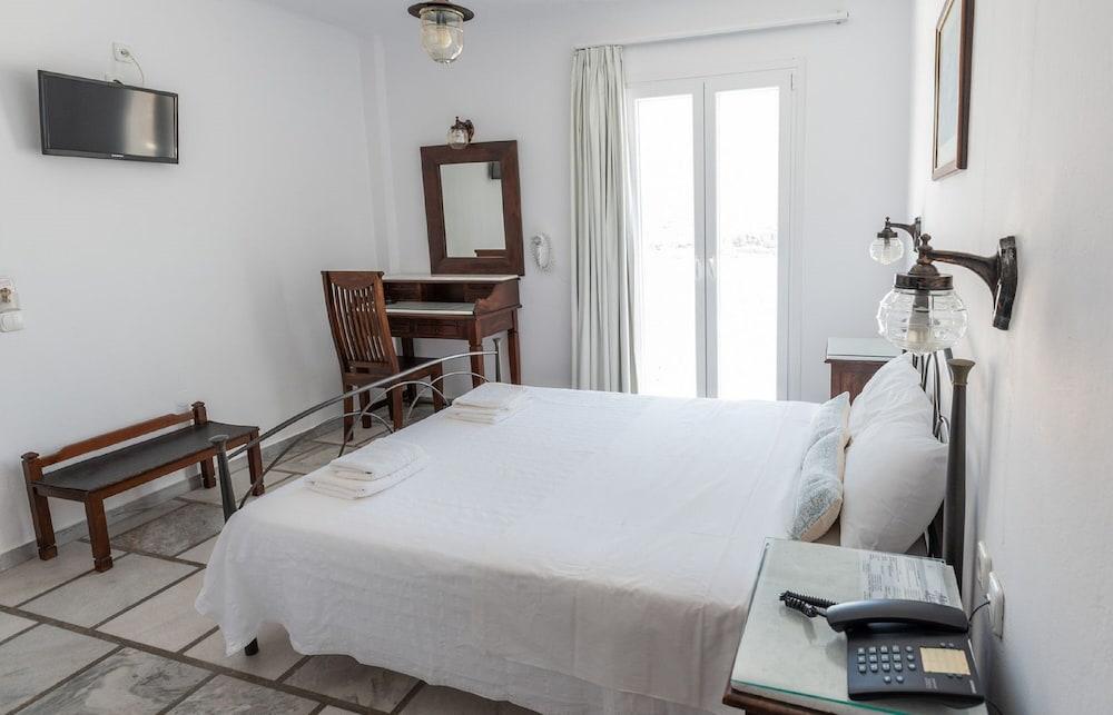 Adonis Hotel & Apartments