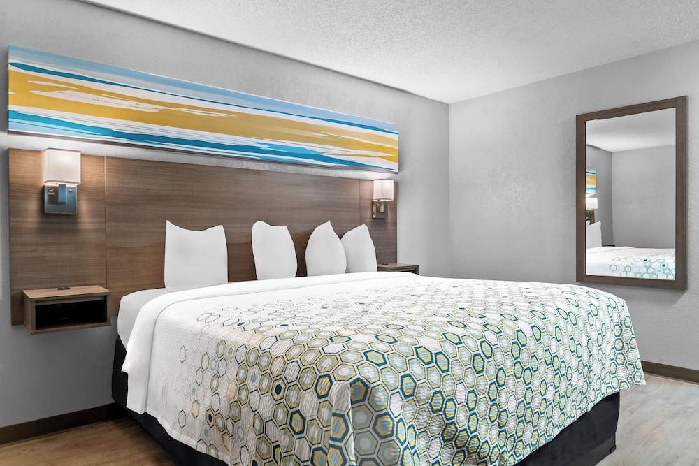 HomeTowne Studios by Red Roof Flint