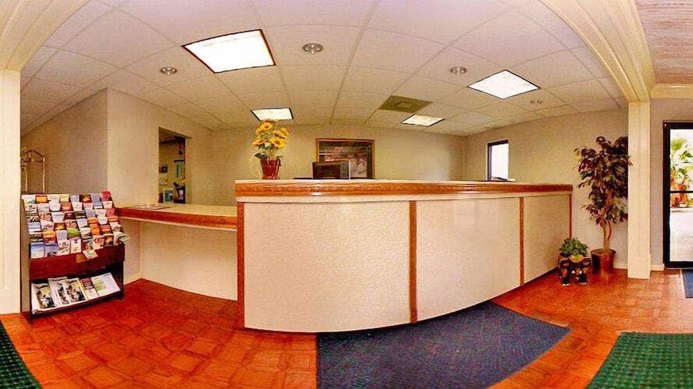 Econo Lodge Canton I-55