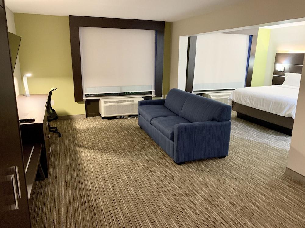 Holiday Inn Express & Suites Longview North by IHG