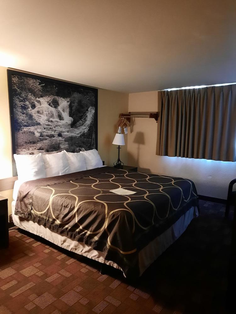 Super 8 by Wyndham Watertown