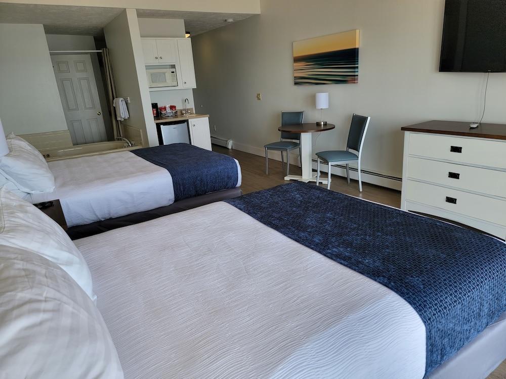 Pointes North Beachfront Hotel – 2 Person Spa Tub Studios