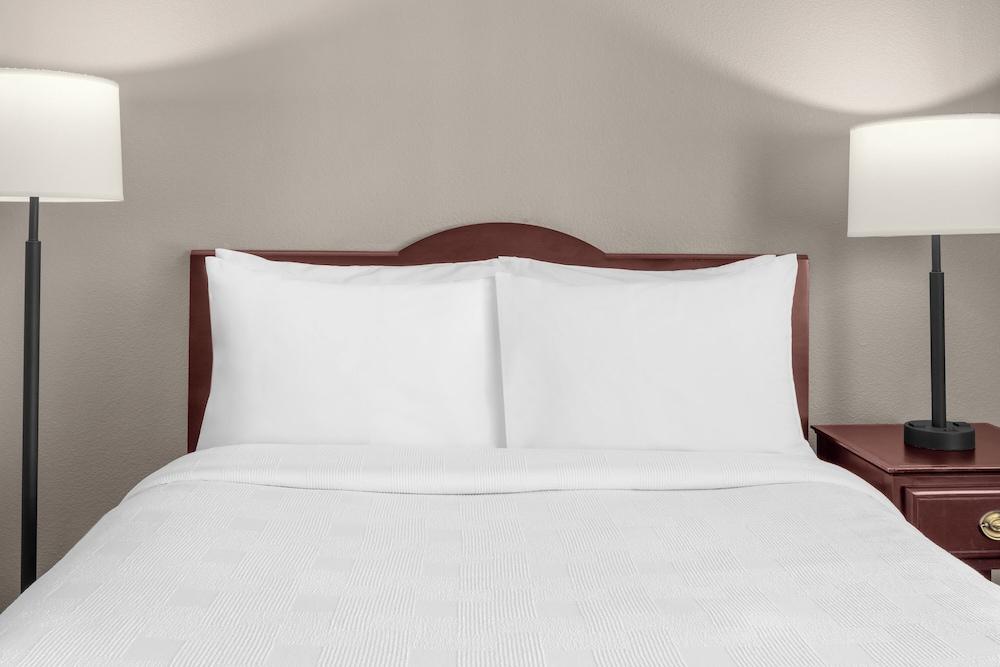 Larkspur Landing Extended Stay Suites Hillsboro