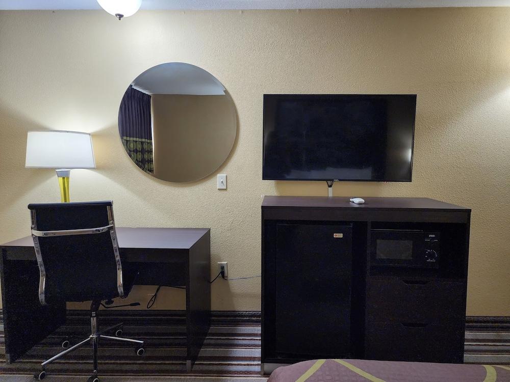 Super 8 by Wyndham Pine Bluff