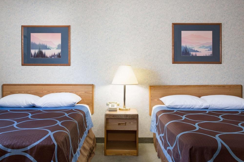 Super 8 by Wyndham Fallon