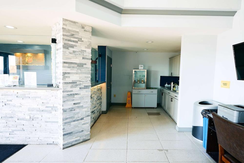 Super 8 by Wyndham Pueblo