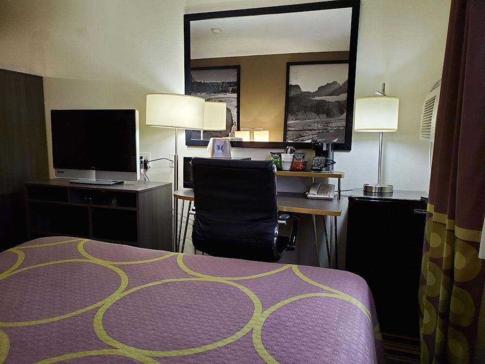 Super 8 by Wyndham Bozeman