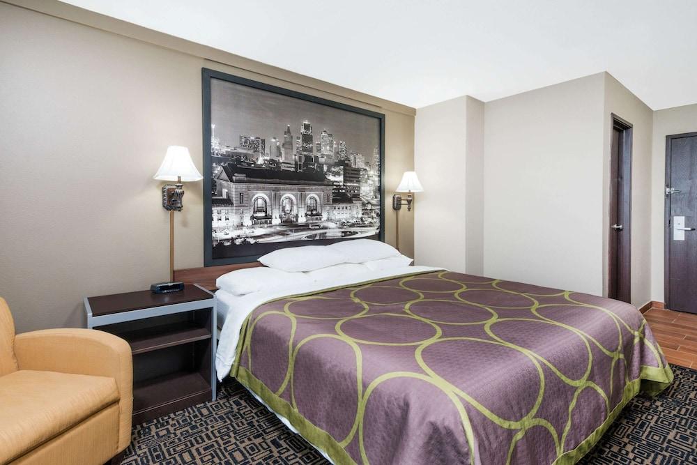 Super 8 by Wyndham Warrensburg