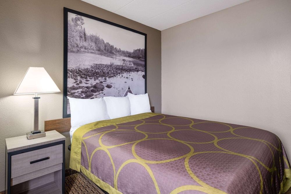 Super 8 by Wyndham Owatonna