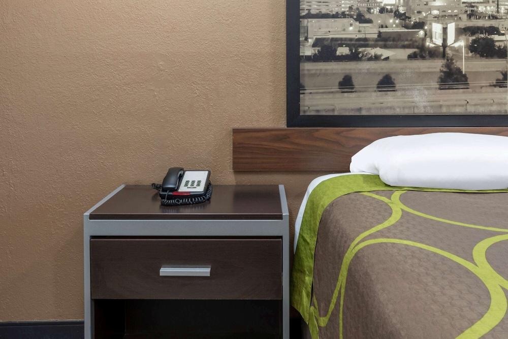 Super 8 by Wyndham Tulsa/Arpt/St Fairgrounds