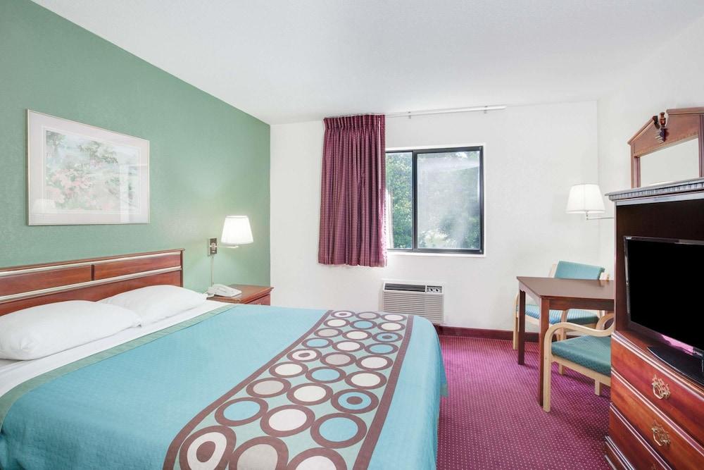 Super 8 by Wyndham Kennett