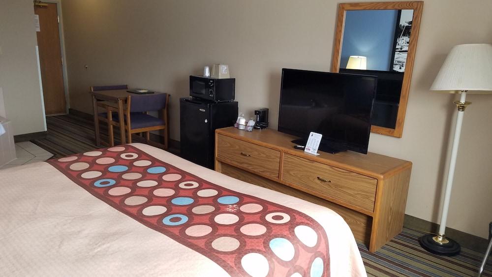 Super 8 by Wyndham Pontoon Beach IL/St. Louis MO Area