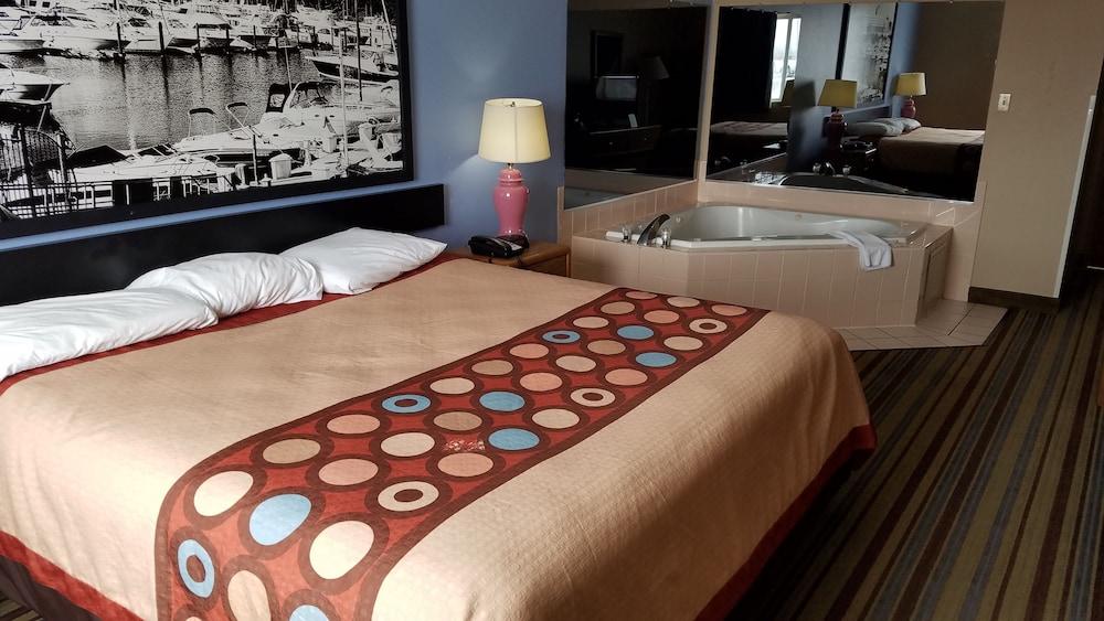 Super 8 by Wyndham Pontoon Beach IL/St. Louis MO Area