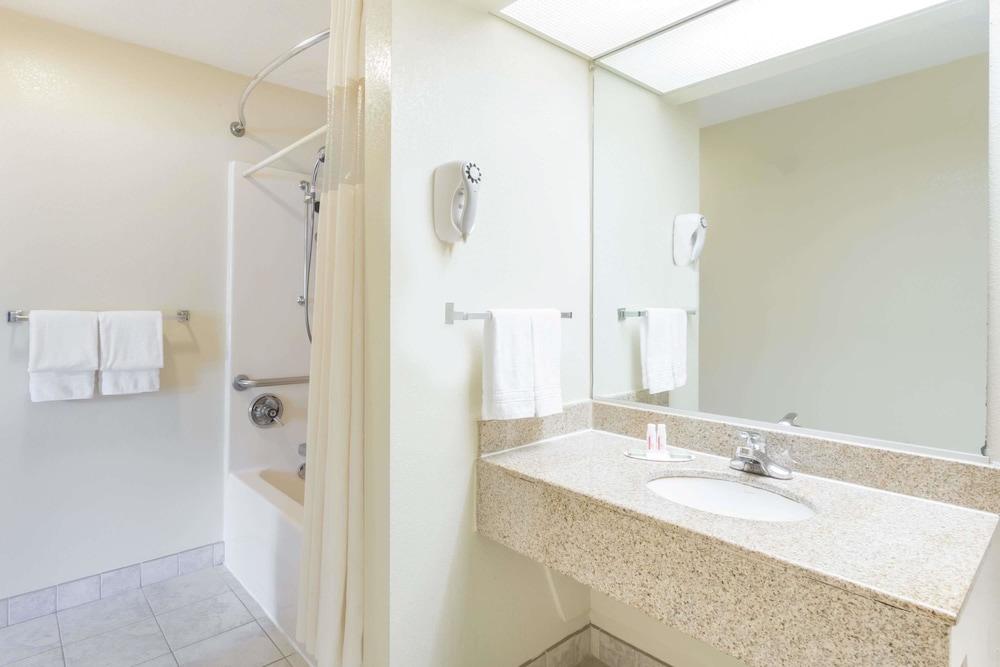 Super 8 by Wyndham Stafford