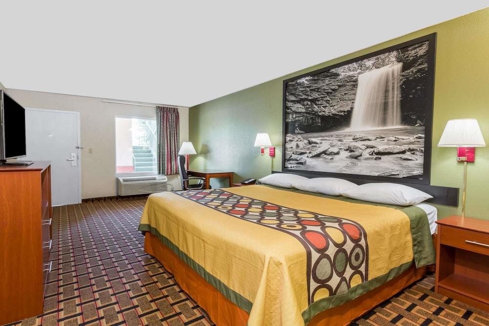 Super 8 by Wyndham Stafford