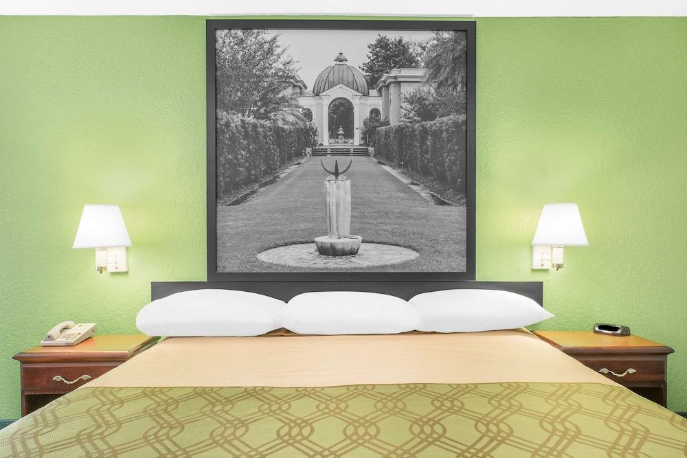 Super 8 by Wyndham Mobile