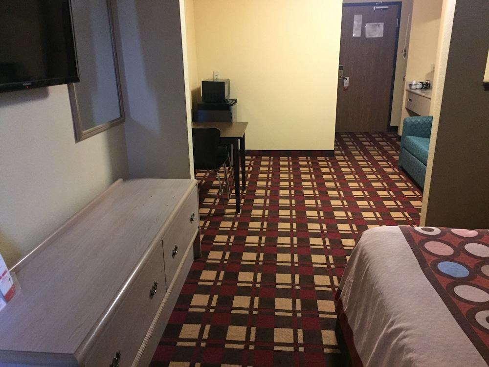 Super 8 by Wyndham Martinsville