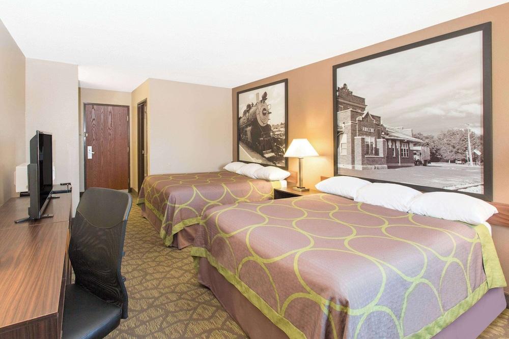 Super 8 by Wyndham Belleville