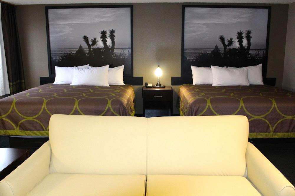 Super 8 by Wyndham Victoria/North/Mall Area