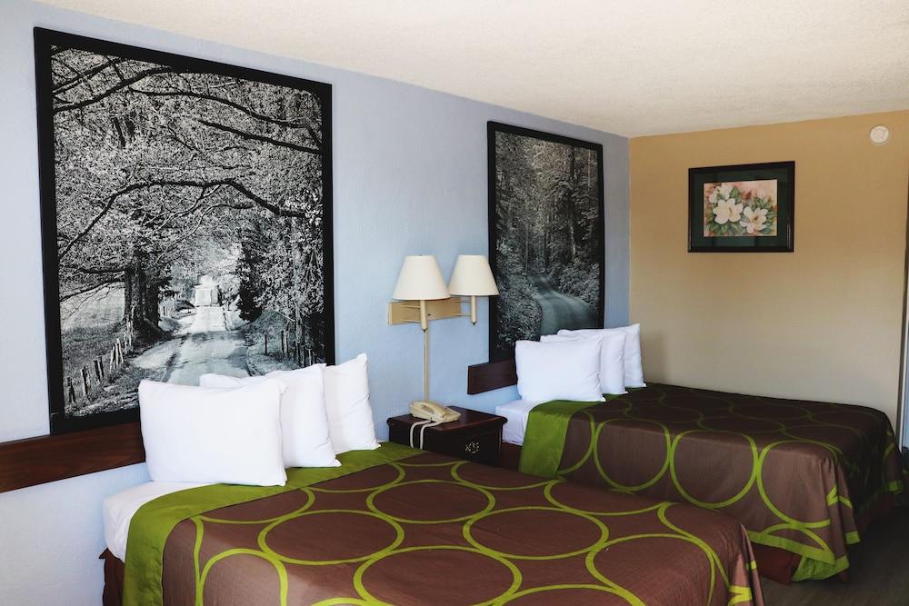 Super 8 by Wyndham Clarksville East