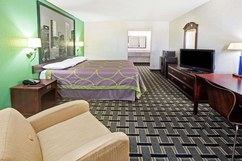 Super 8 by Wyndham Baytown / I-10