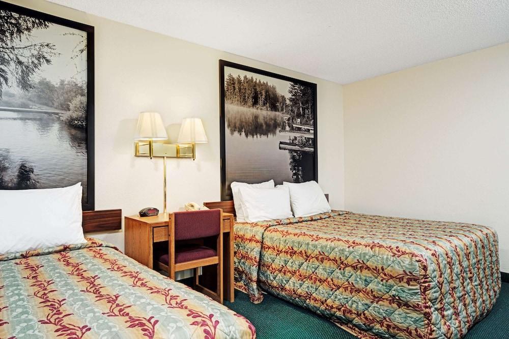 Super 8 by Wyndham Rogers Minnesota