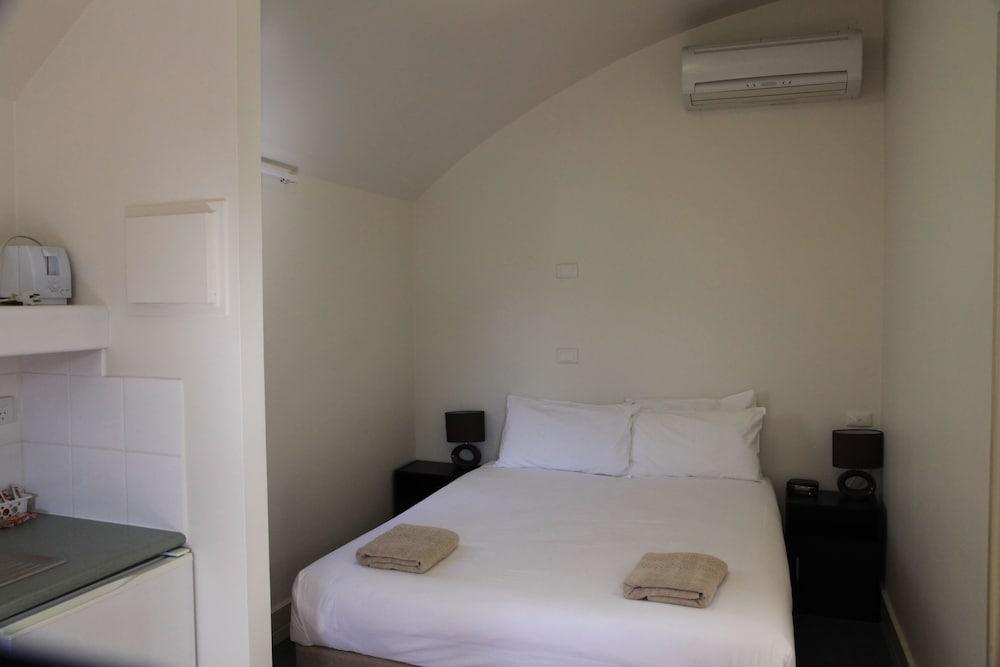 Travellers Motor Village