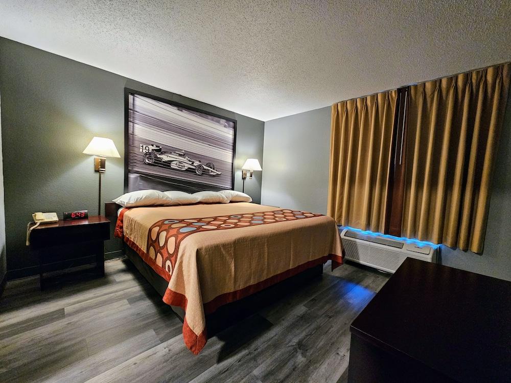 Super 8 by Wyndham Cloverdale IN