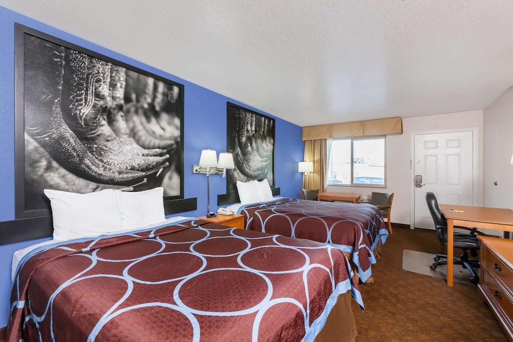 Super 8 by Wyndham Cleburne