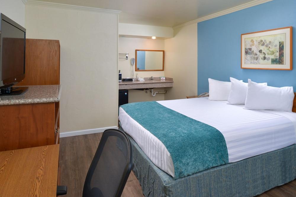 Edgewater Inn And Suites