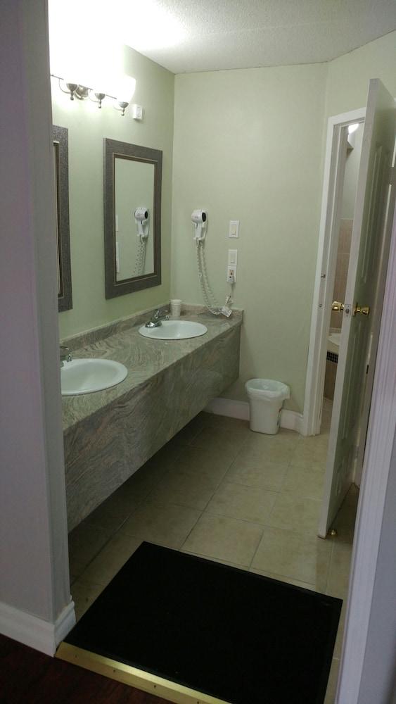 Super 8 by Wyndham Cambridge/Kitchener/Waterloo Area