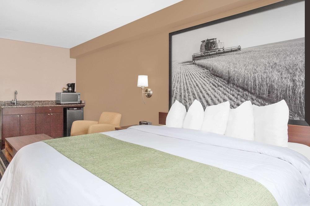 Super 8 by Wyndham Brandon MB