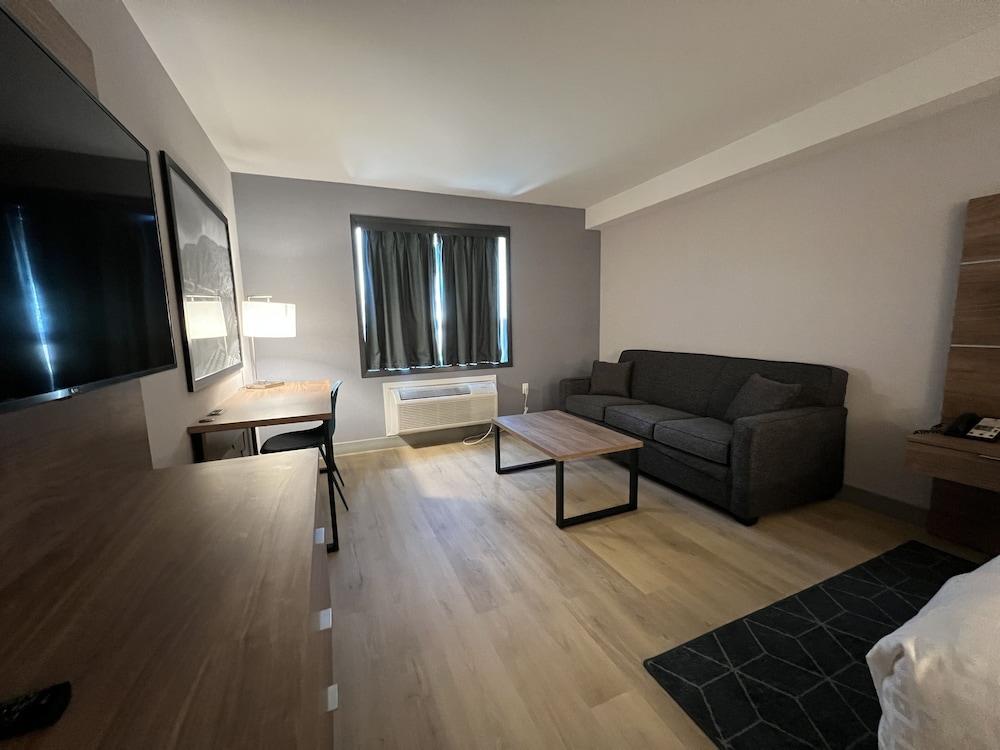 Super 8 by Wyndham Cornwall ON