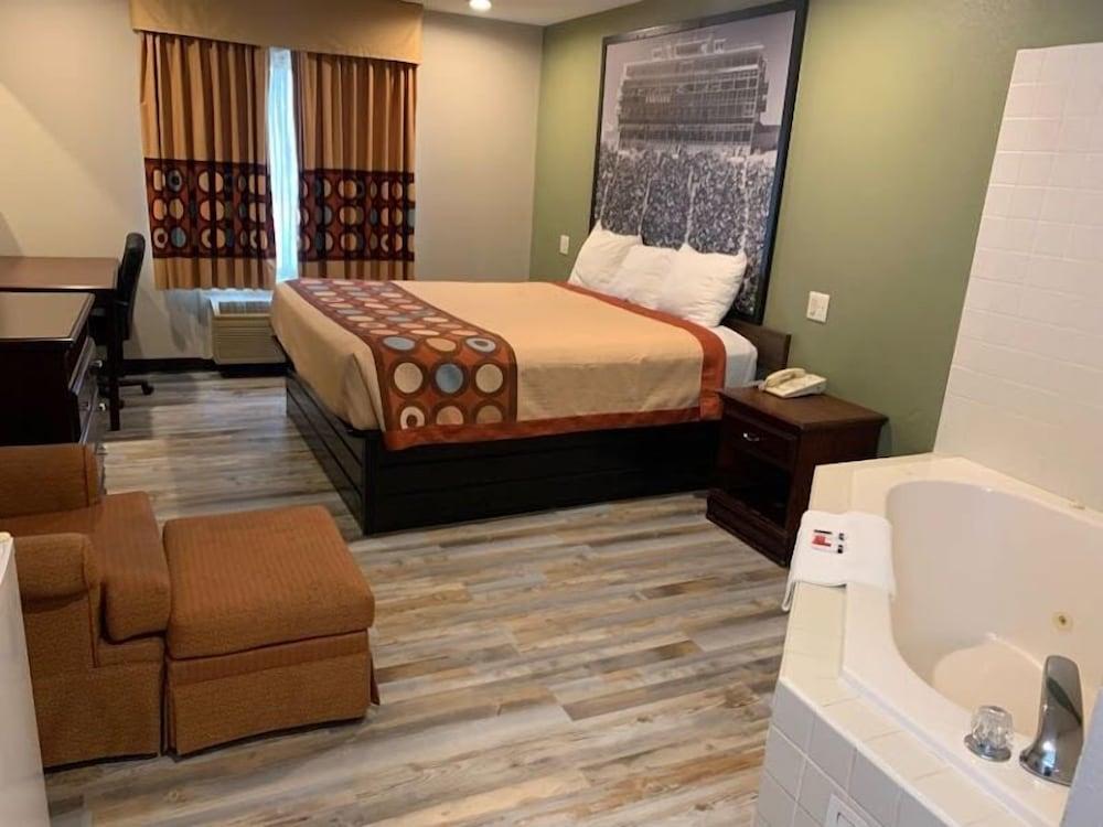 Super 8 by Wyndham Frankfort IN