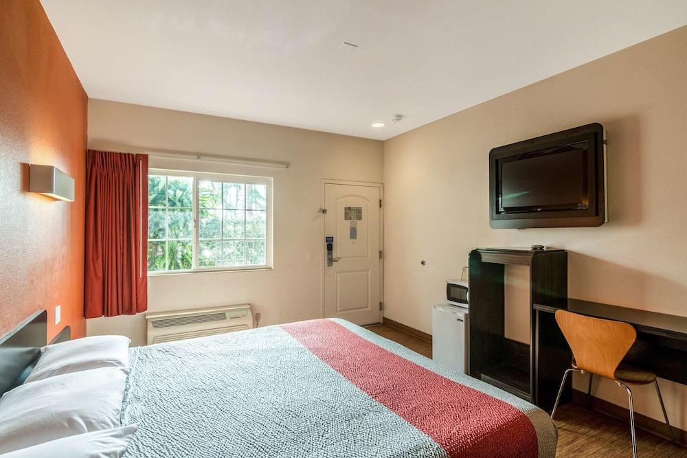 Motel 6 Bell Gardens, CA - Los Angeles