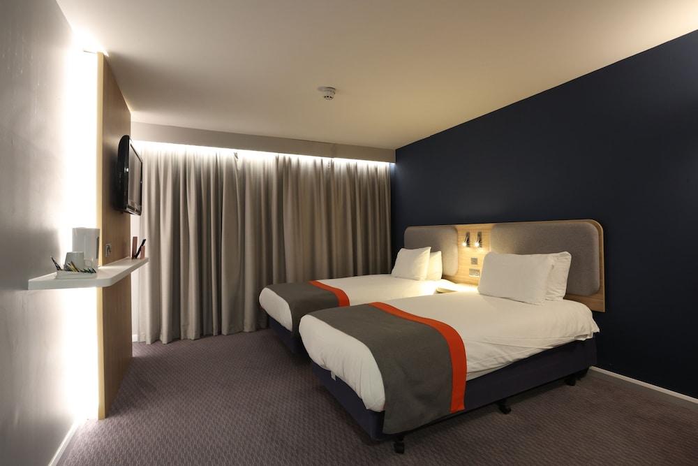 Knowsley Inn & Lounge