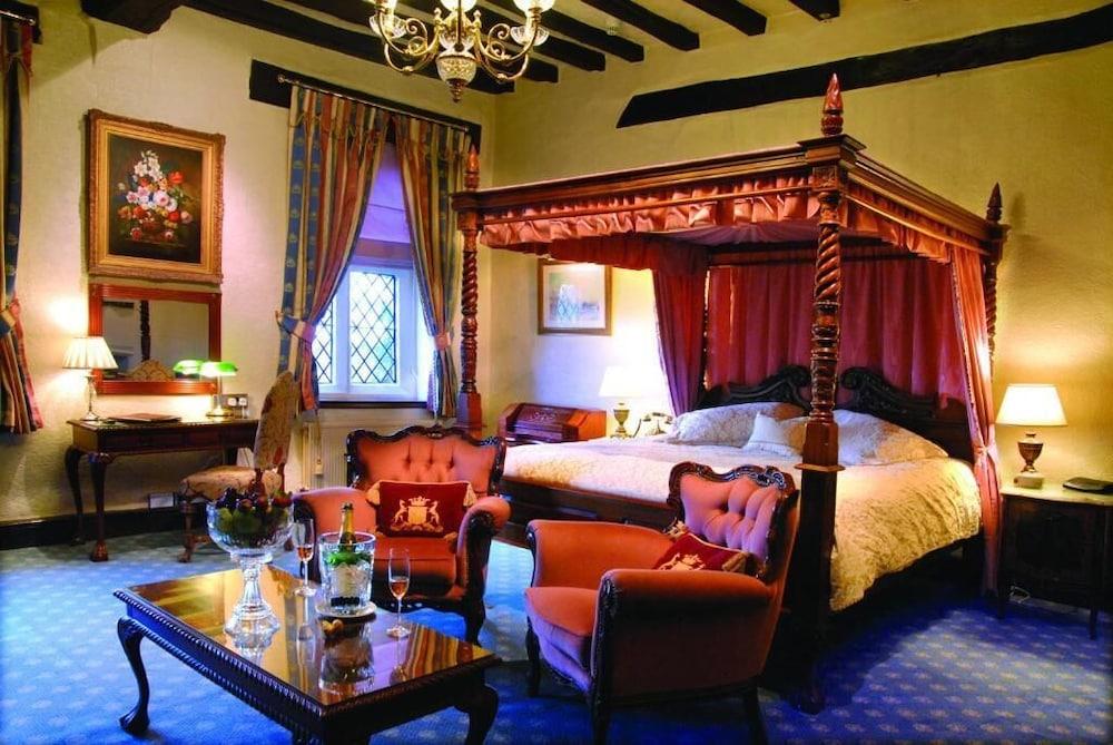 Albright Hussey Manor