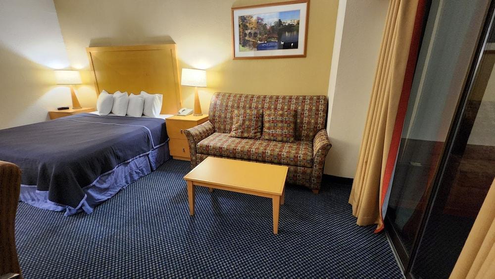 Katahdin Inn & Suites
