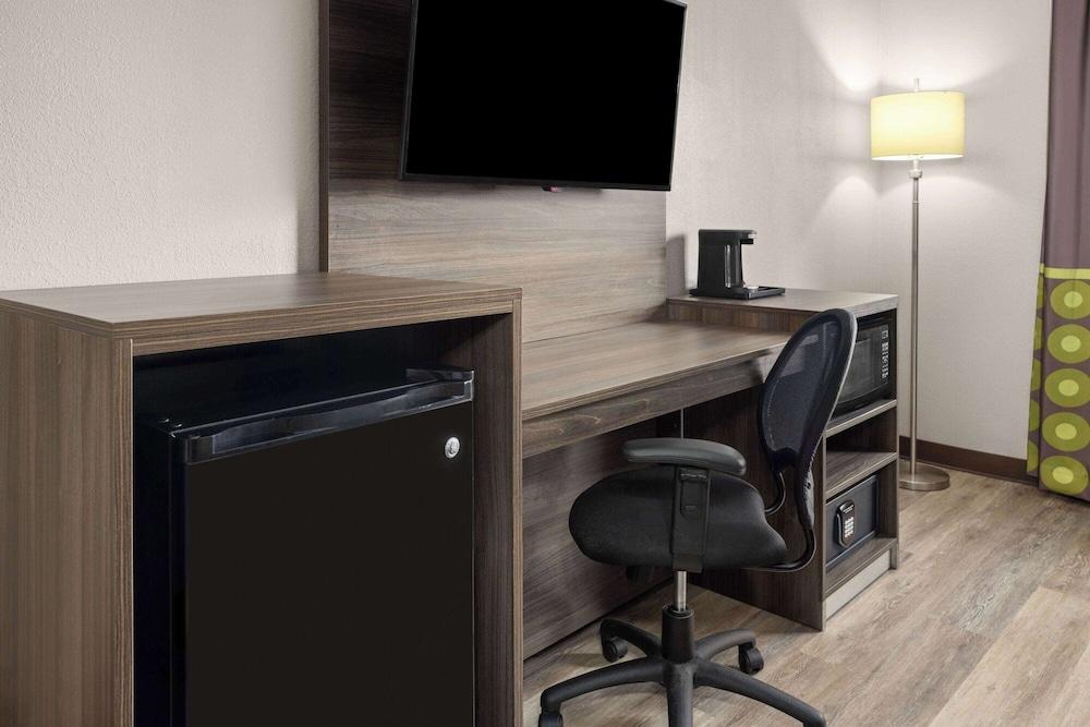 Super 8 by Wyndham Henrietta/Rochester Area