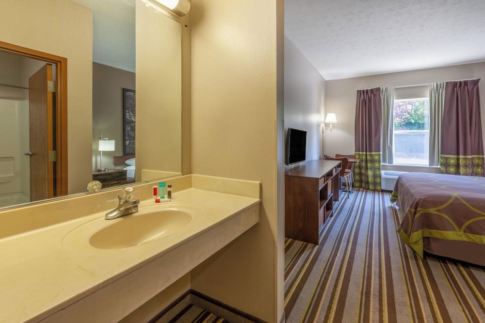 Super 8 by Wyndham La Grange KY