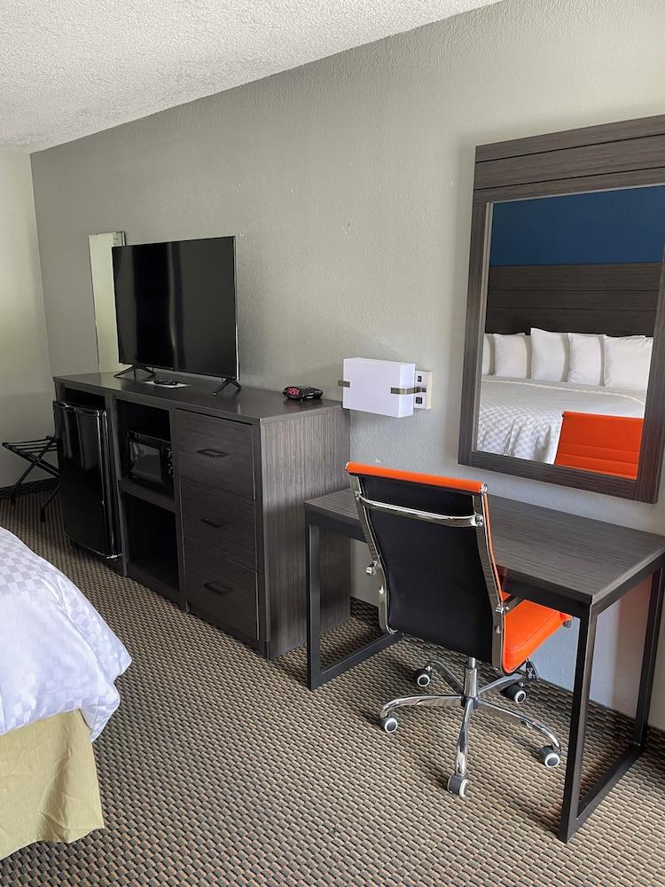 Clairmont Inn & Suites Warren