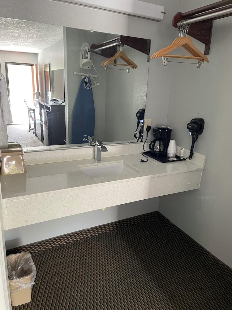 Clairmont Inn & Suites Warren