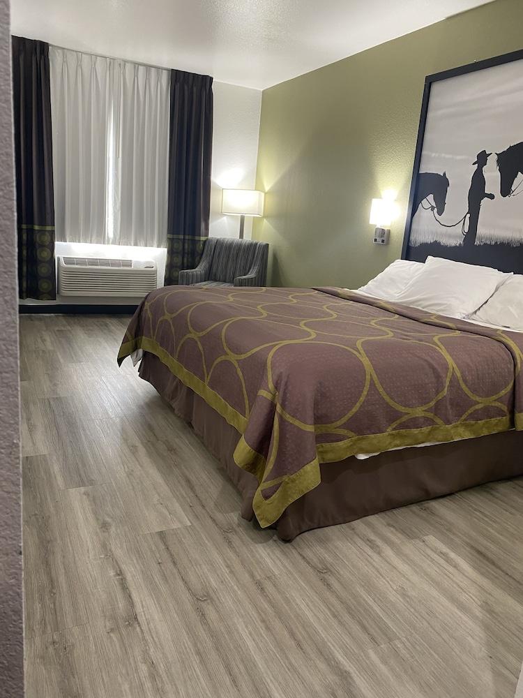 Super 8 by Wyndham Weatherford