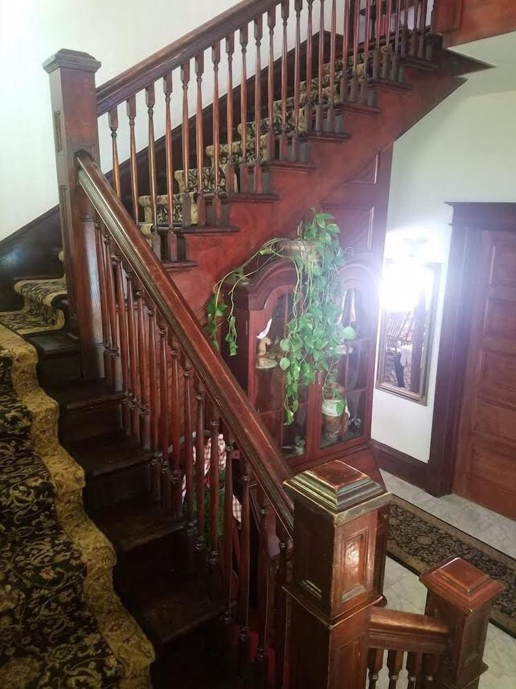 Spurs n Lace Bed & Breakfast Inn