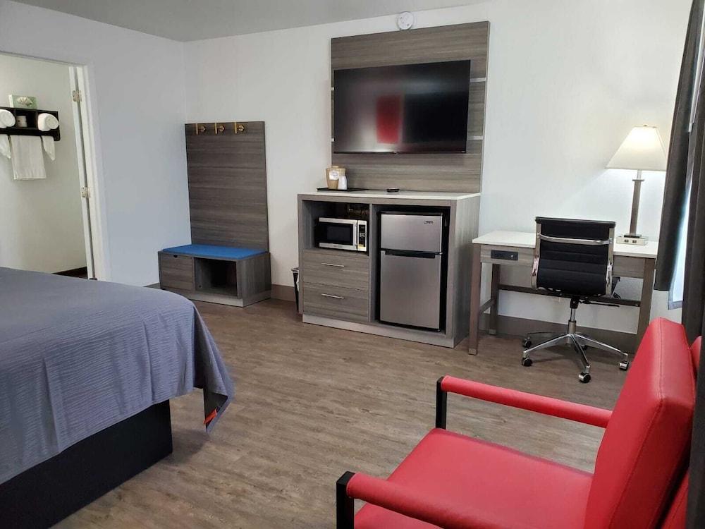 Seven Seas Inn & Suites