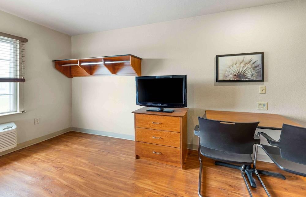 Extended Stay America Select Suites - Cleveland - Airport