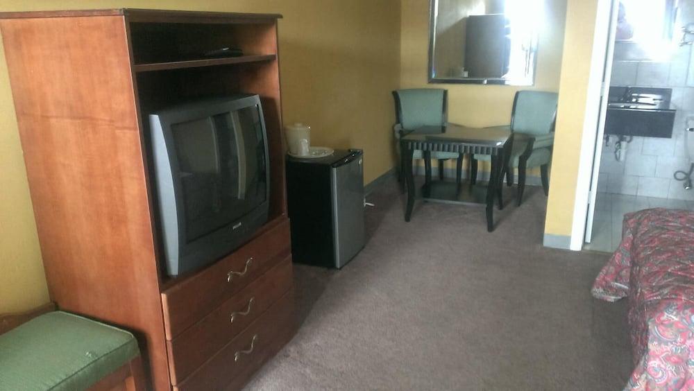 Naugatuck Motor Lodge