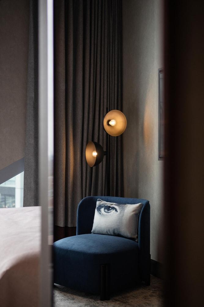 Montcalm East, Autograph Collection