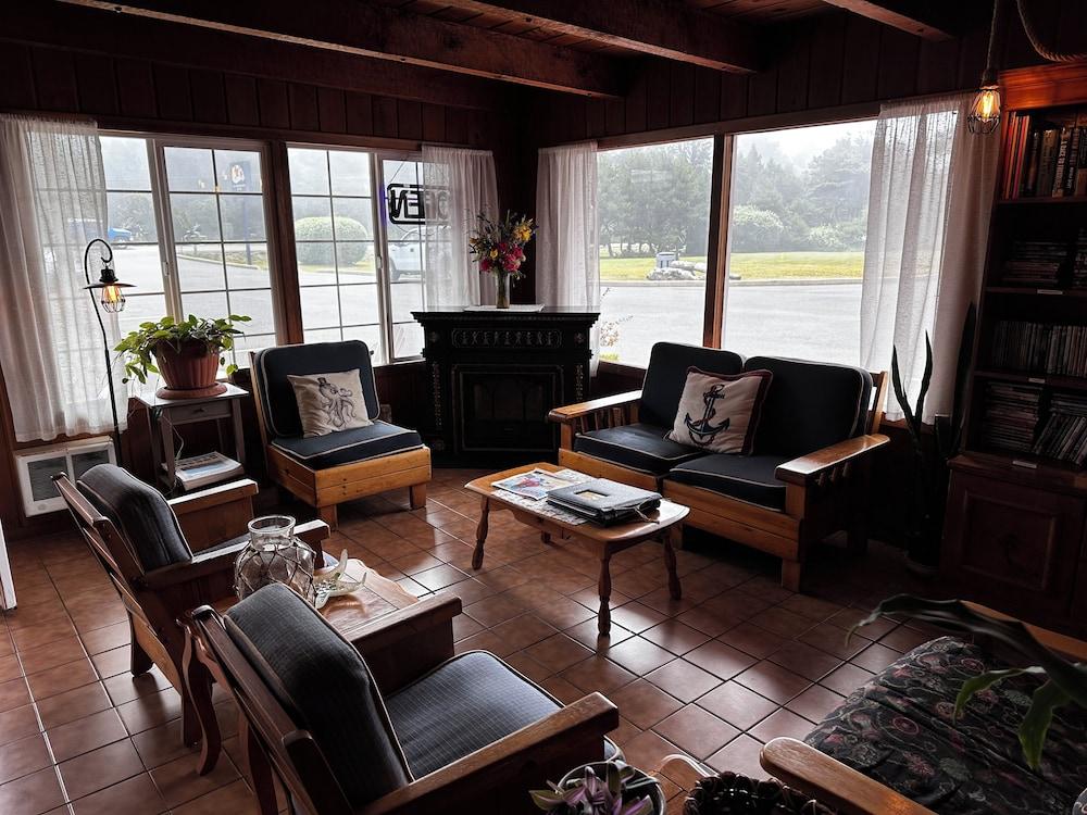 Tillicum Beach Motel (Deane's Oceanfront Lodge)