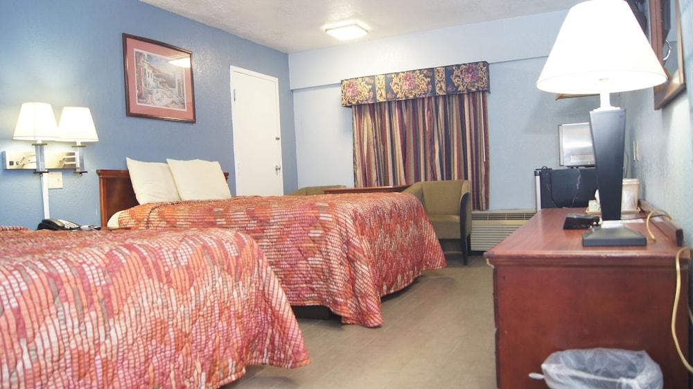 Holiday Lodge & Suites